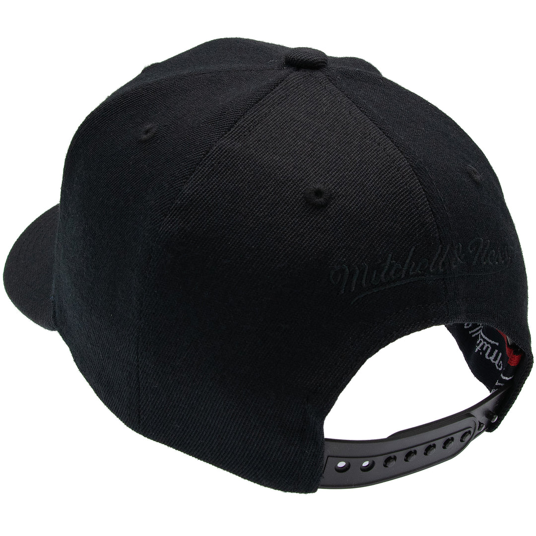Branded Classic Red Snapback Mitchell &amp; Ness Black