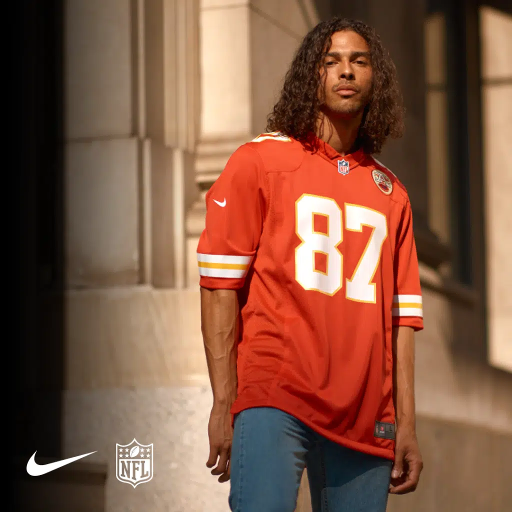 Model dat een NFL Jersey draagt in de kleur oranje en het nummer 87.