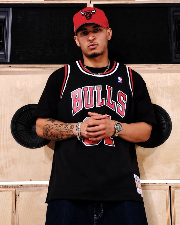 Model draagt een Dennis Rodman Jersey  en Chicago Bulls Cap